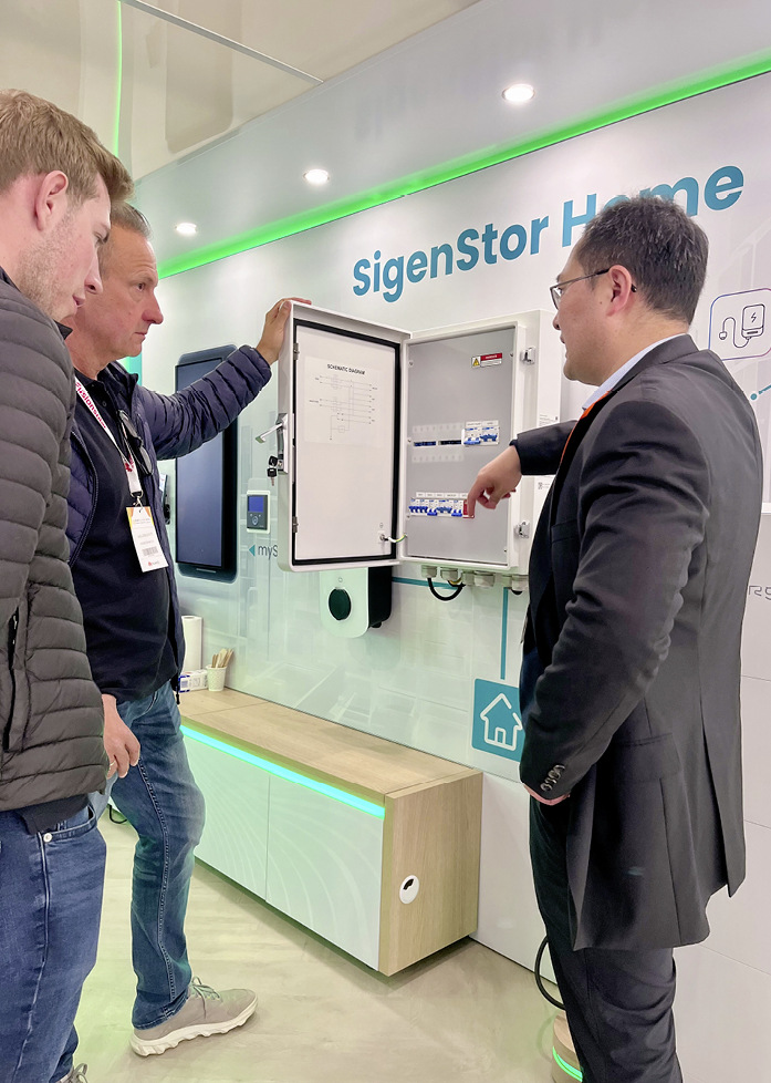 Etliche Anbieter stellten auf der Solar Solutions in Bremen ihre Produkte und Neuheiten aus.