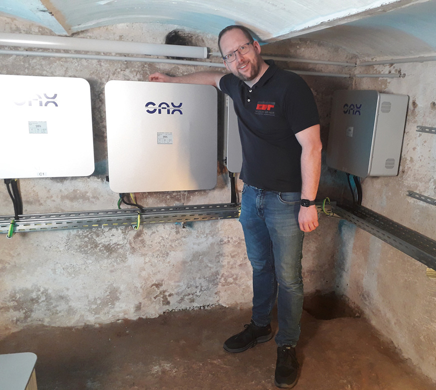 Elektromeister David Wiest aus Neu-Ulm baut die neuen Sax-Speicher bevorzugt bei seinen Kunden ein.