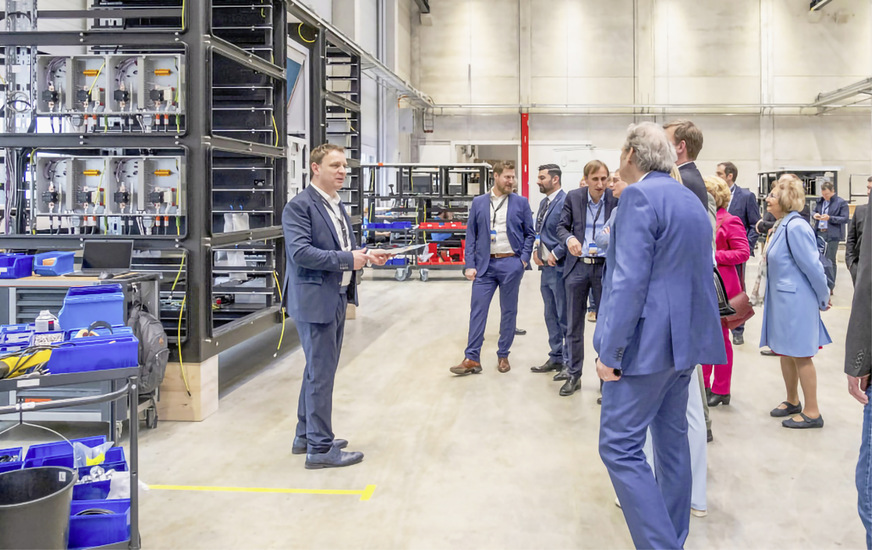Franz-Josef Feilmeier (links) führt einige Gäste durch das neue Fenecon-Werk.