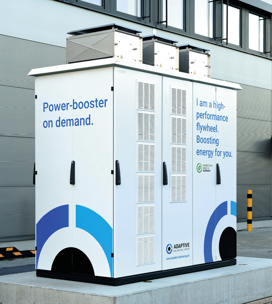 Der Speicher liefert die Leistung, die der Netzanschluss nicht hergibt, um den Strom schnell genug in die Batterien des Busses zu schieben.