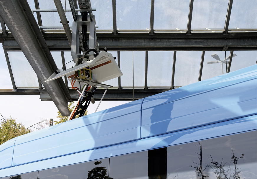 Der Pantograf ist direkt auf dem Bus montiert. Zum Laden fährt er unter die Ladehaube, die an der Überdachung angebracht ist.