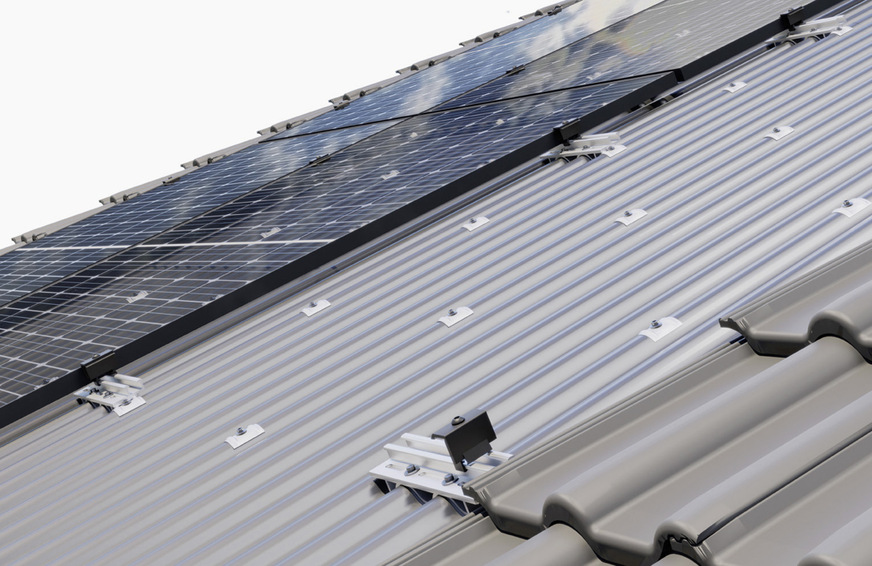 Die Grundlage des Indachsystems von S-Flex ist ein Wellblech, auf dem die Module montiert werden.
