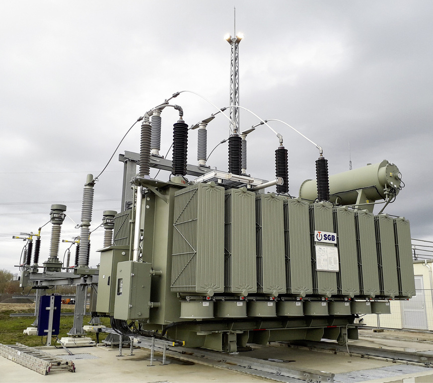 Die Finanzierung der beiden Umspanntrafos für 110 Kilovolt erfolgte, bevor der erste Spatenstich am Modulfeld getan werden konnte.