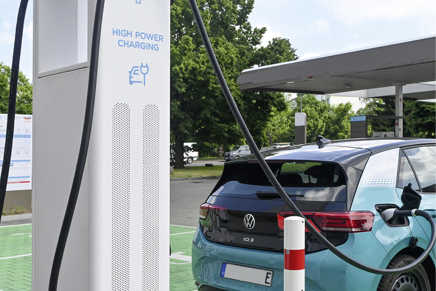 Das bidirektionale Laden an DC-Stationen ist technisch und regulatorisch einfach. Die Autohersteller müssen nur die Software aktualisieren und brauchen kein neues Ladegerät einzubauen.