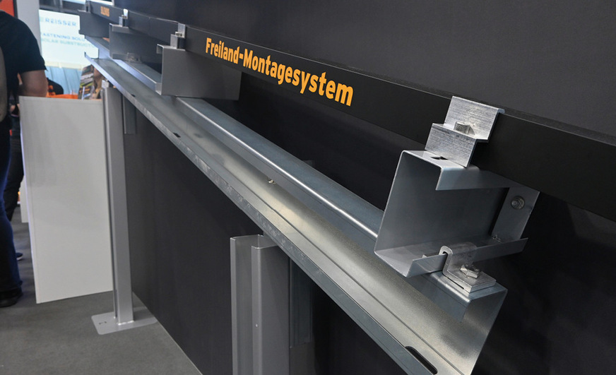 Mit den Langlöchern in den Montageschienen und in den Pfetten kann der Installateur das System an die Modulgröße anpassen.