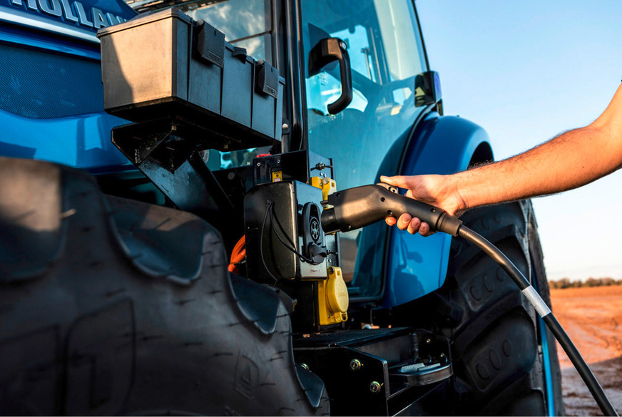 Auf der Agritechnica 2023 in Hannover hat New Holland mit dem T4 Electric Power einen großen batteriebetriebenen Traktor vorgestellt.