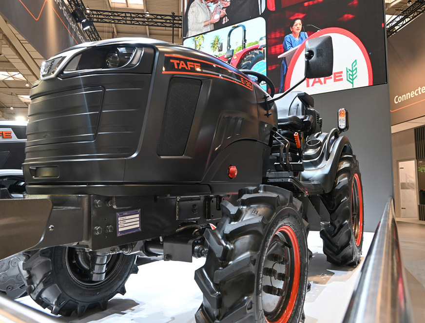 Auf der Agritechnica 2023 hat auch der indische Hersteller Tafe mit dem E 30 einen vollständig batterieelektrischen Kleintraktor gezeigt.