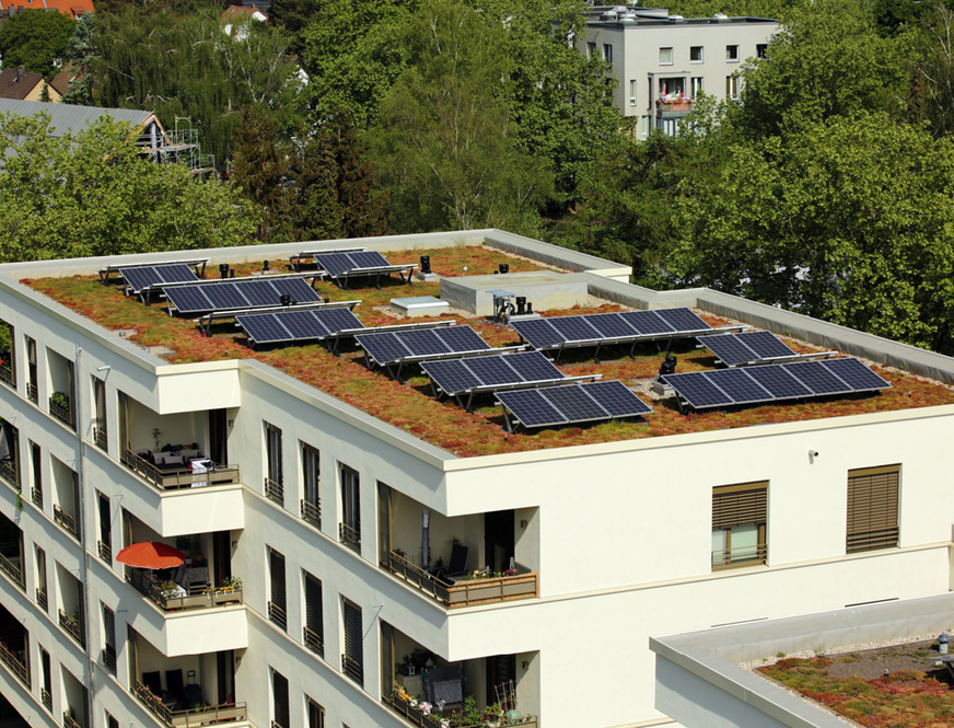 Optigrün arbeitet mit Montagebügeln, die senkrecht auf Bodenplatten angeschraubt werden. Die Drainage- und Retentionsplatten liegen zwischen Bodenplatte und Montagebügel.