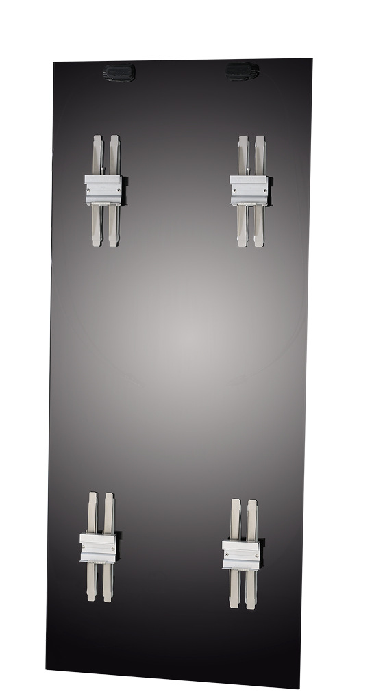 Die Module von Envelon haben auf der Rückseite ein Backrail, an dem eine ­Agraffe angebracht ist