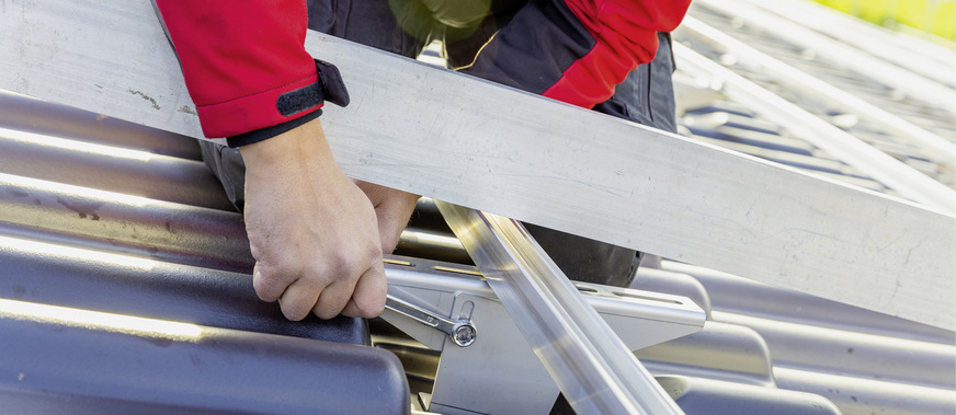 Die bereits werkseitig montierten Solarträgerstützen zur Aufnahme der Montageschienen lassen sich in der Höhe und Neigung justieren.