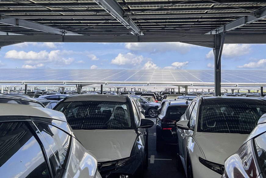 Im sächsischen Rackwitz schützt der Fahrzeuglogistiker Mosolf seine&nbsp;Autos mit einer solaren Überdachung, die 16 Megawatt leistet.