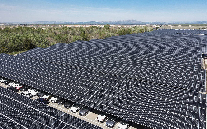 Je größer der Parkplatz ist, desto geringer sind die Investitionskosten pro Stellplatz. Hier ein Projekt von Axpo in Frankreich.﻿