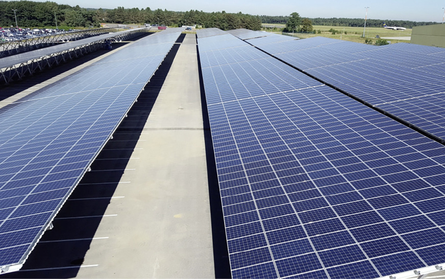 Die Solaranlage auf dem Parkplatz des Flughafens Weeze steht auf einer Unterkonstruktion von Schletter.