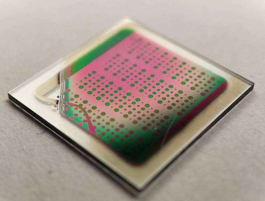 Der Prototyp der ersten Batteriezelle mit speziellen Keramiken.