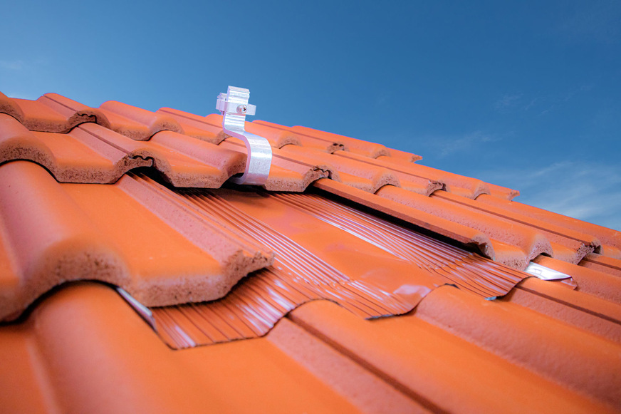 Die Beta Platte von SL Rack besteht aus einem Dachersatzziegel und wird mit ­einem Aludachhaken kombiniert.