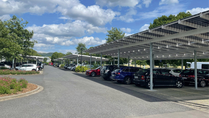 Die Carports kommen luftig daher.