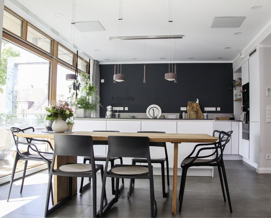 Küchenbereich im Wohnprojekt K76: keine störenden Radiatoren mehr.