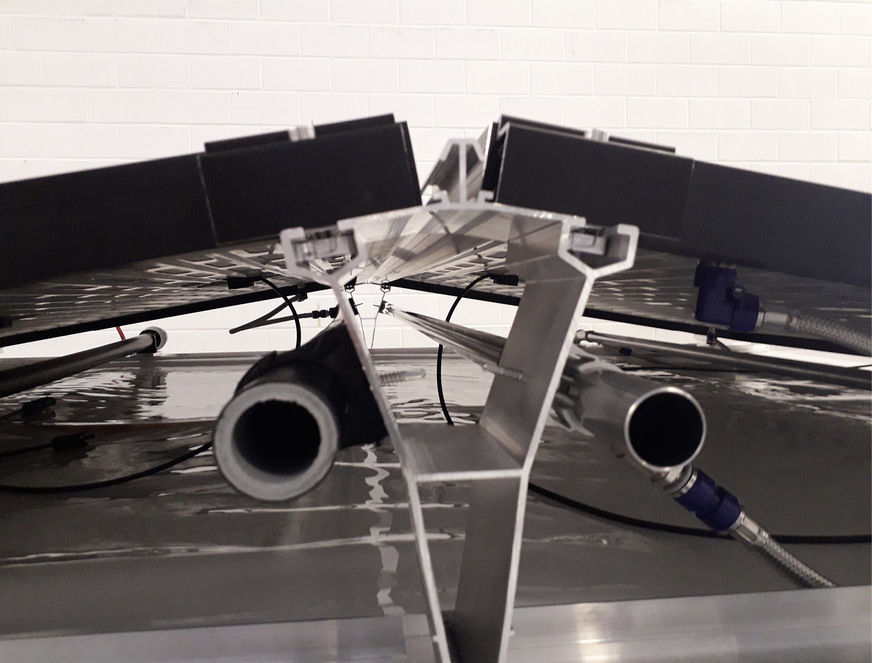 Links der hydraulische Wärmesammler mit Kunststoffrohr, rechts die Variante aus Edelstahl.