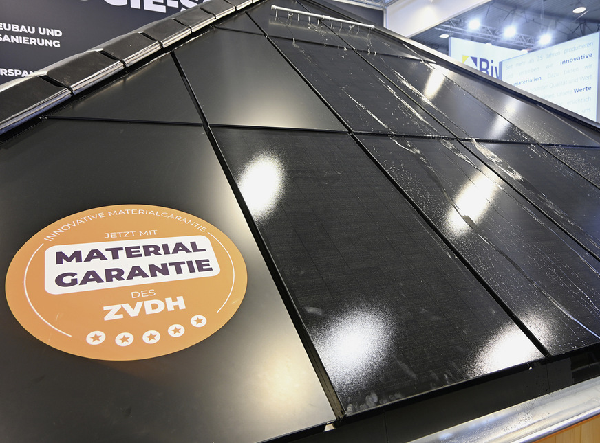 Mit der innovativen Materialgarantie will der ZVDH den Dachdeckern den Weg auf neues Terrain ebnen.