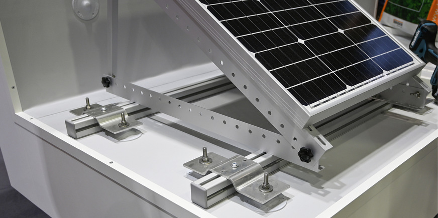 Wenn es um den Bau von Anlagen mit Dachdurchdringung geht, ist der Dachdecker als Fachmann gefragt.