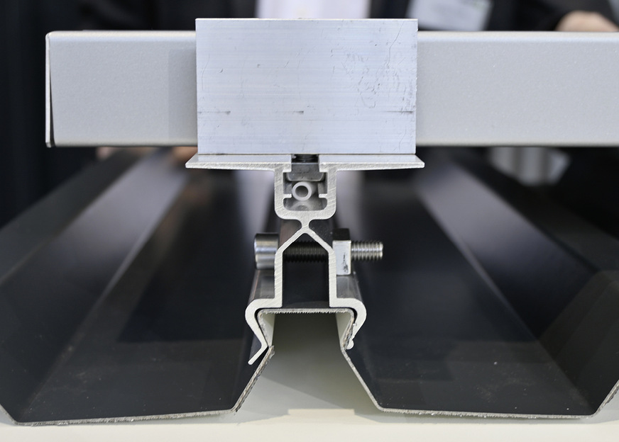 Auf dem Blechdach beugt die durchdringungsfreie Montage wie hier mittels Schwalbenschwanzprofil späteren Schäden vor.