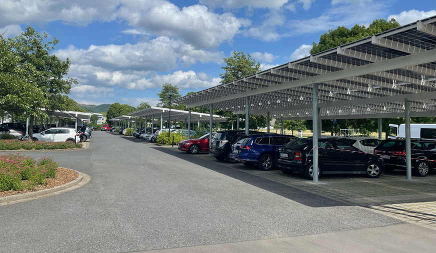 Großer Solarcarport am Freizeitbad in Plettenberg.