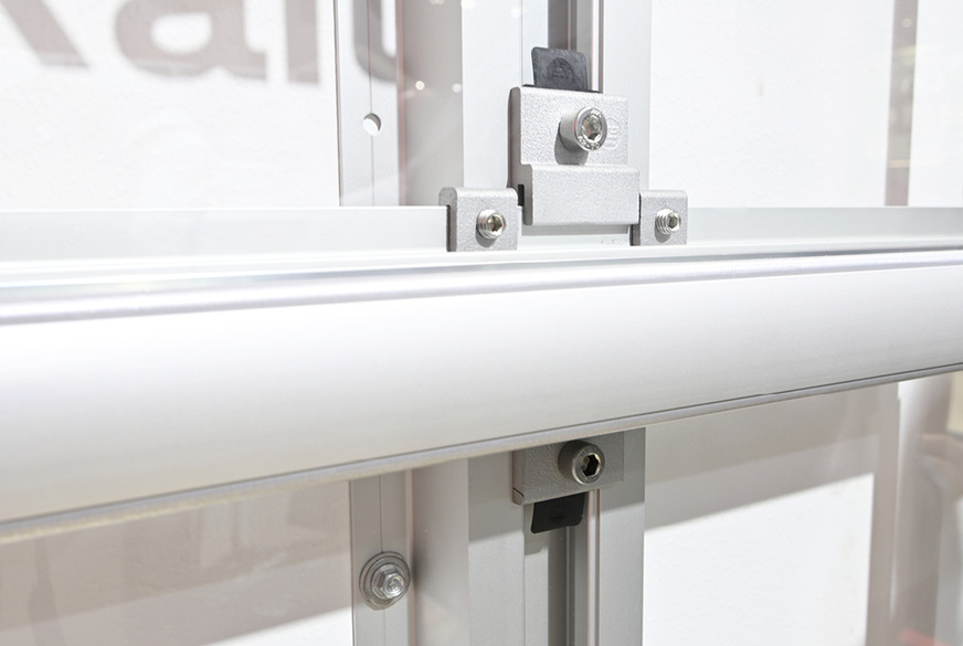 Die Einlegeschiene wird mit einem Crossconnector an die Multirail, die Facade Rail oder die Carrier Rail angebunden.