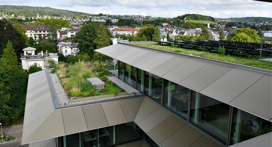 Gut versteckt: Die Solarmodule in dem sanierten Bürogebäude in Zürich sind als Abdeckung der dreieckig ­auskragenden Konstruktion in die Fassade integriert.