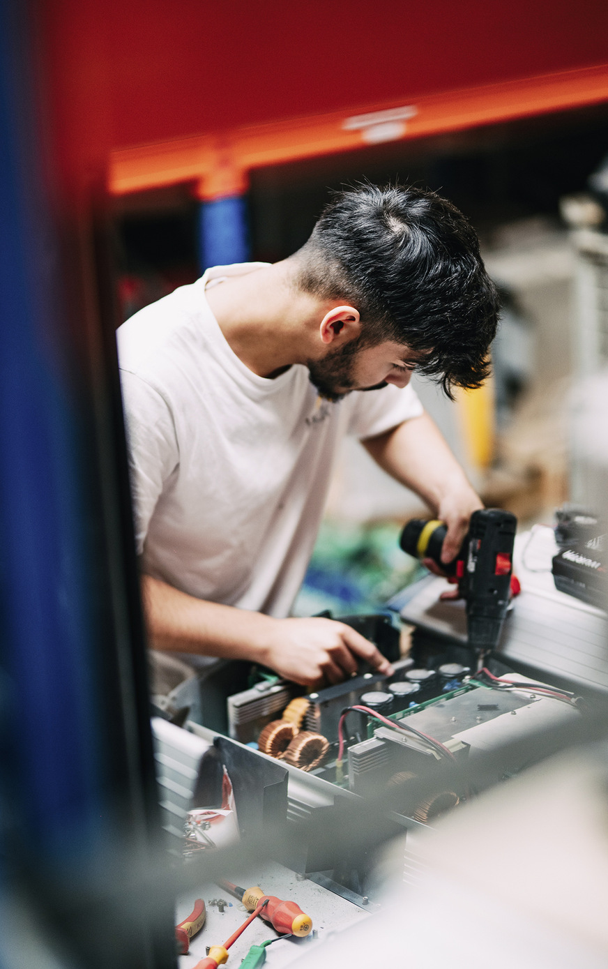 Auf der Suche nach Fehlern nehmen die Mitarbeiter in der Prüffabrik die Geräte auch schon mal auseinander.