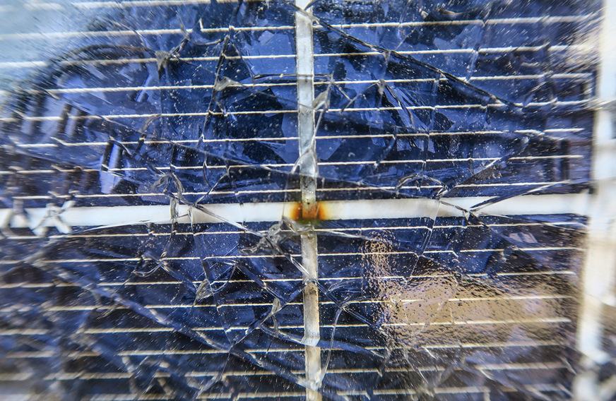 Dieser Hotspot hat die Frontscheibe des Moduls gesprengt.