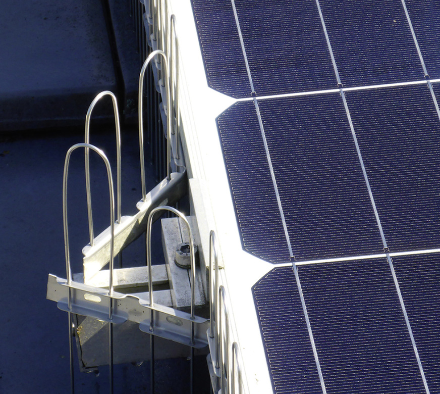 Lücken schließen: Mit solchen Gittern aus Edelstahl lassen sich die Solarmodule absichern.