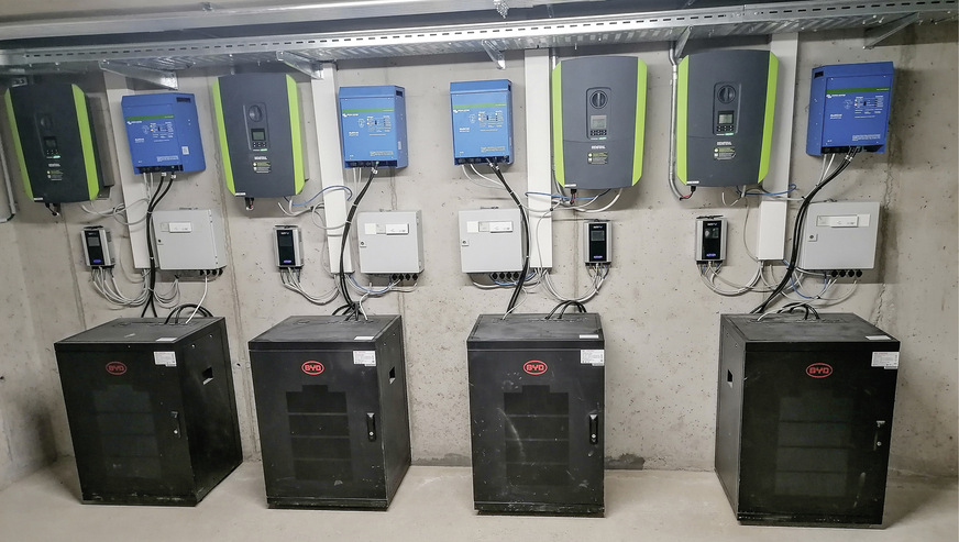 Übersichtlichkeit im Heizungskeller: Die Wärmeproduktion für jede einzelne Wohneinheit wird von jeweils einem AC Thor gesteuert. Die Informationen kommen von einen Plenticore-Wechselrichter. Außerdem hat jede Wohnung noch ein eigenes Speichersystem.