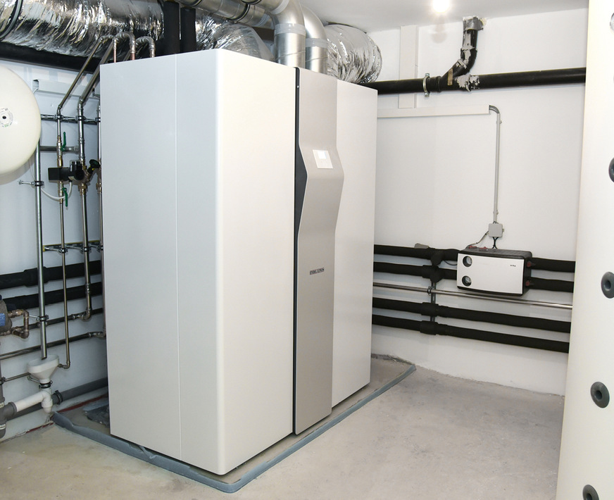 Das Allroundtalent LWZ 504 von Stiebel Eltron übernimmt in jedem Gebäude die Ent- und Belüftung, Beheizung, Warmwasserbereitung und auf Wunsch auch Kühlung.