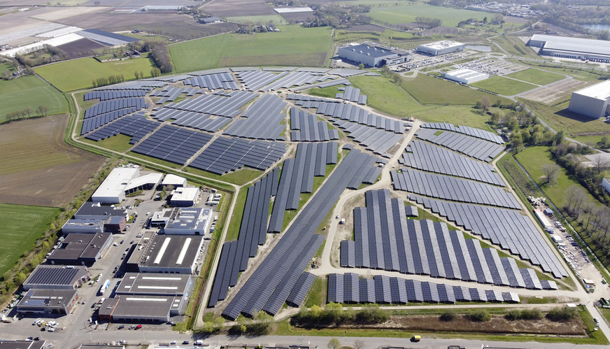 Der Solarpark auf der Mülldeponie Bavelse Berg in den Niederlanden.