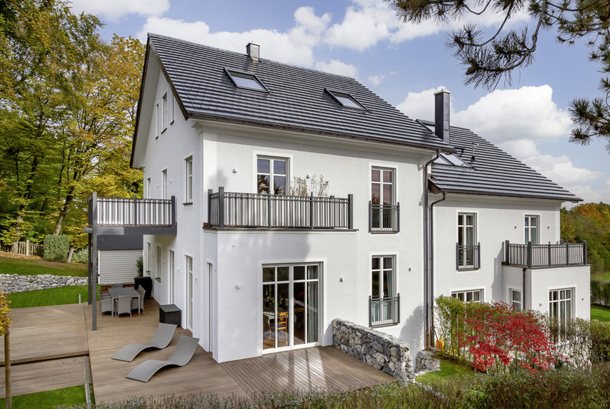 Ein Blick aufs Dach: Die solaren Dachelemente sind von den herkömmlichen Ziegeln kaum zu unterscheiden.