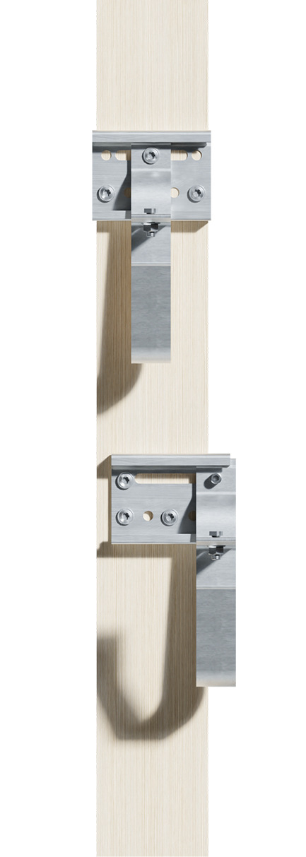 Zwei Installationsvarianten von Aerocompact: Steht der Haken neben dem ­Sparren, ­fixiert ihn der Handwerker mit ­einem Gewindestift. ­Andernfalls schraubt er ihn auf dem Sparren ­fest.