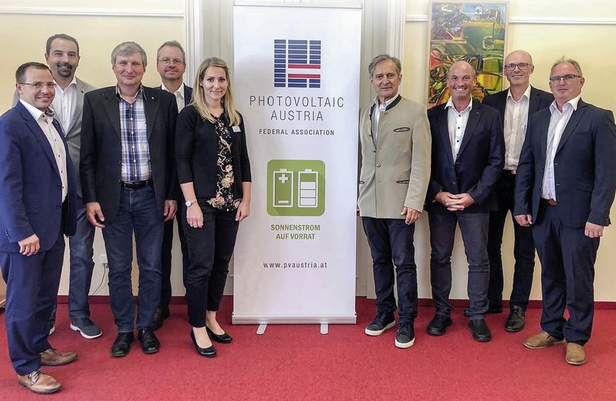 2019 wird Herbert Paierl (r. neben dem Aufsteller) zum Vorsitzenden gewählt. Für gut ein Jahr hatte Vera Immitzer (l. daneben) die Leitung des Verbands übernommen.