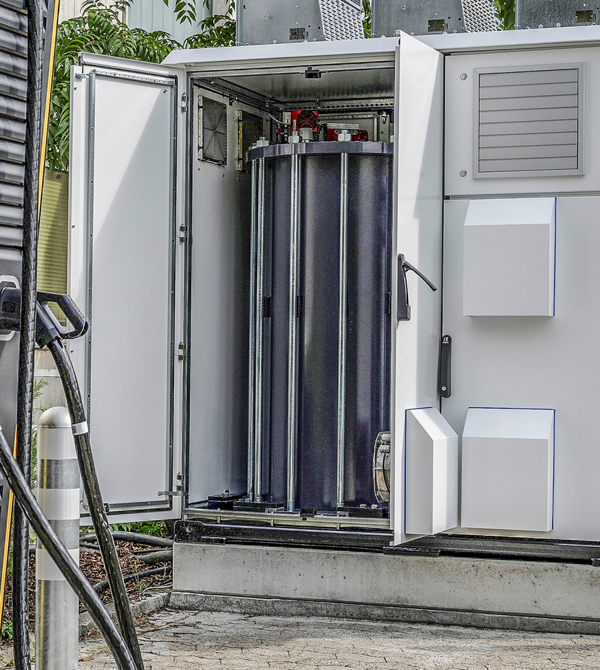 Der Schwungradspeicher wurde unter anderem für die Unterstützung von Ladestationen entwickelt. Gut zu sehen ist die Vakuumröhre, in der die Schwungmasse rotiert.﻿