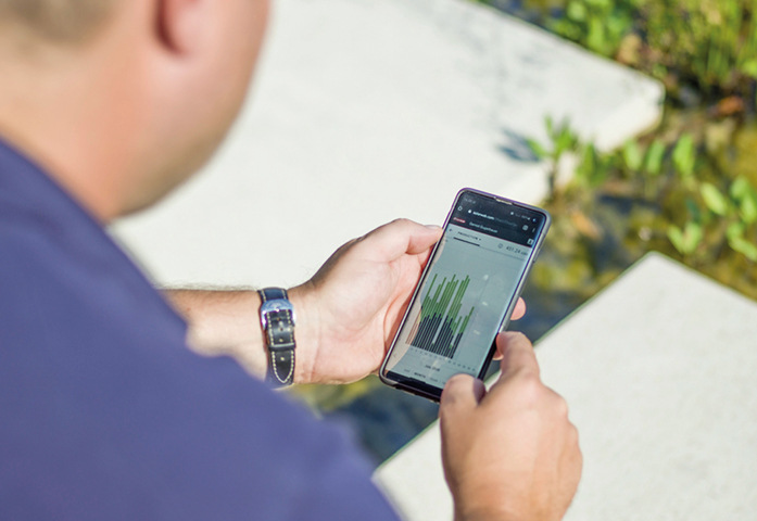 Mittels App kann der Nutzer den Ladevorgang steuern und Prioritäten festlegen.