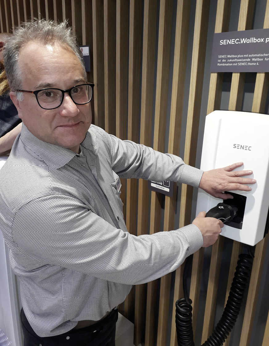 CFO Thomas Augat zeigt die neue Wallbox Premium, die Senec in München vorgestellt hat.