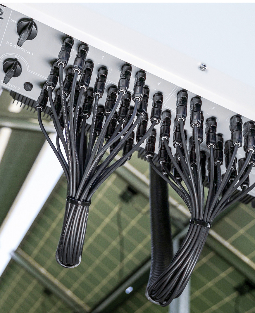 Insbesondere bei Stringwechselrichtern mit vielen Anschlüssen ist die Montage mit hohem Zeitaufwand verbunden.