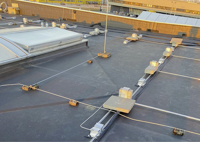 Die komplette Solaranlage muss in der vorgegebenen Maschenweite an die Fangstangen angebunden werden.