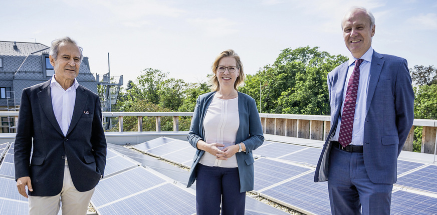 Inzwischen stehen die Weichen auf Wachstum. Klimaschutzministerin Leonore Gewessler (Mitte, zusammen mit Herber Paierl, Generalsekretär von PV Austria, links) hat sich für neue Rahmenbedingungen starkgemacht.