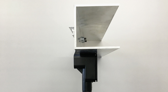 Die Steckverbinder verschwinden bündig unter der Montageschiene.