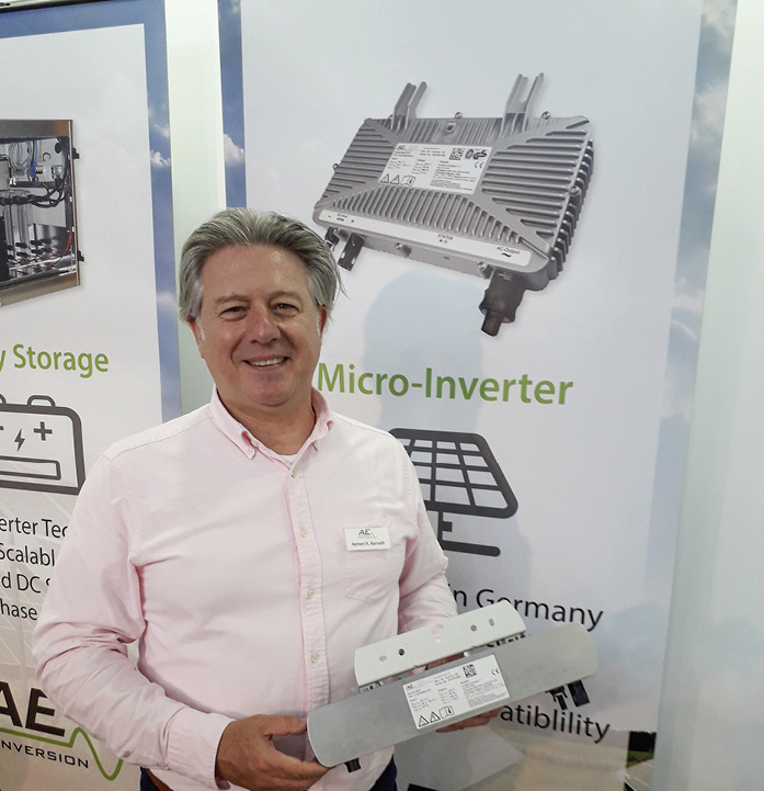 Aymeri R. Barrailh von Aeconversion zeigt die kompakten Geräte für Balkonmodule. Mit dem neuen Smart Meter Aeco 1 können die Kunden die Solarerträge ihrer Balkonanlagen auswerten.