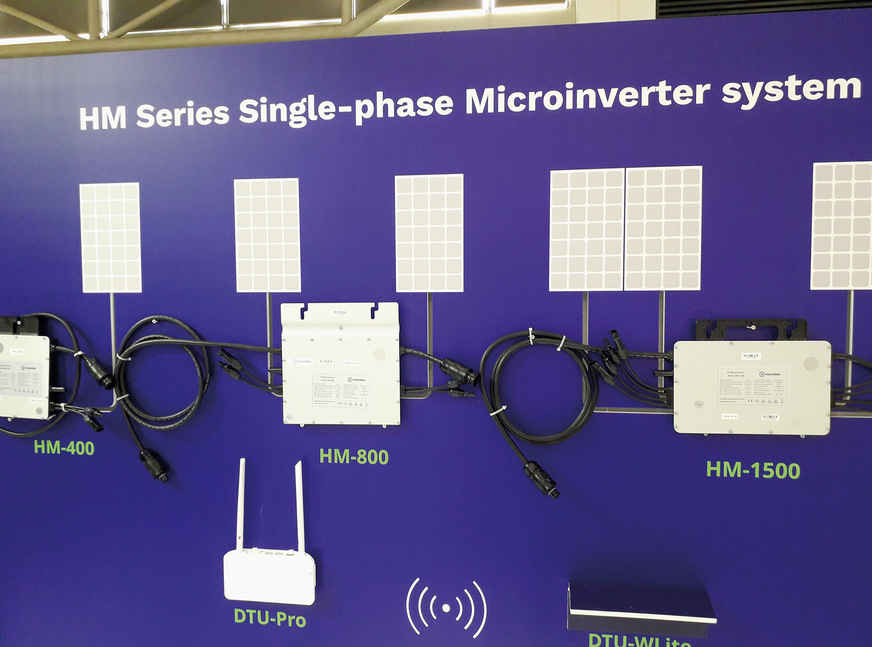 Hoymiles brachte Single- und Duo-Geräte für ein oder zwei Solarmodule zur Messe nach München mit.