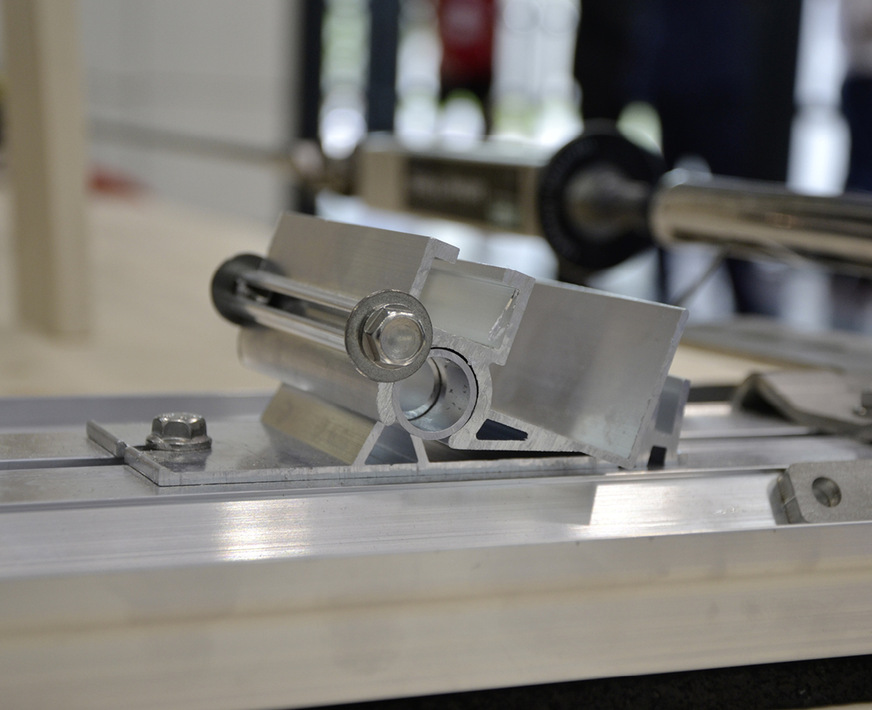 Das Kippgelenk ist auch in der unteren Modulauflage integriert, damit die Paneele spannungsfrei bleiben.