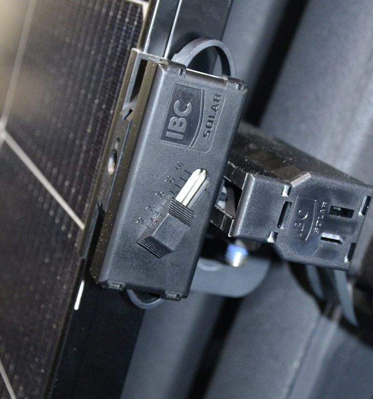 Über den Schieberegler an der Seite der neuen Klemme von IBC Solar kann der Handwerker die Rahmenhöhe des Moduls einstellen.