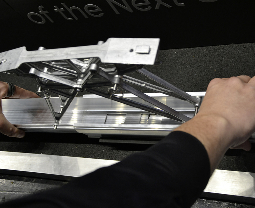 Danach wird ein spezielles Profil darüber geschoben, um die Stützen zu fixieren.