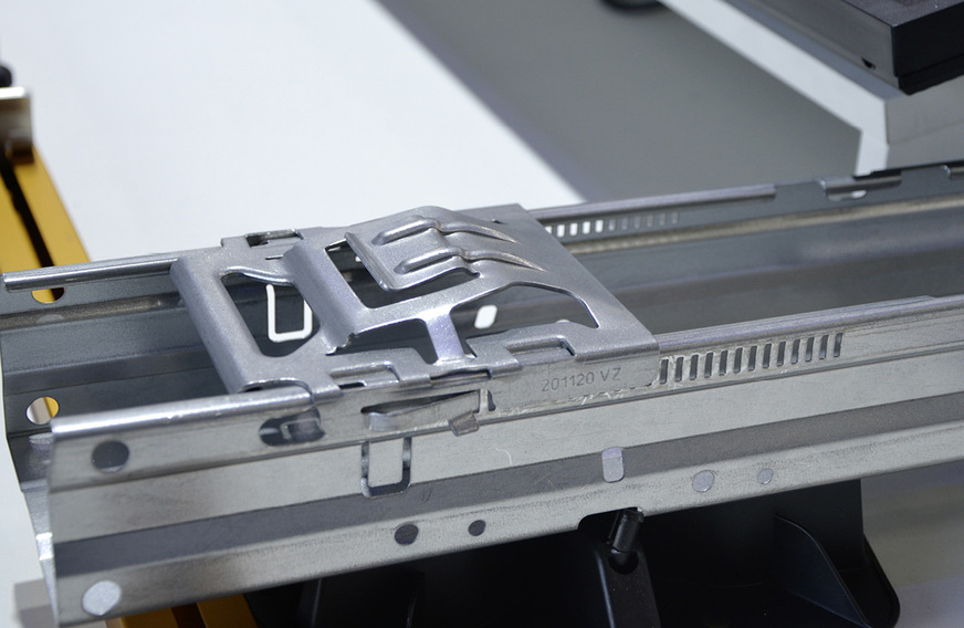 Die untere Modulauflage zieht der Handwerker beim neuen System von Esdec nur nach außen und damit ist das Paneel am Rahmen geklemmt.